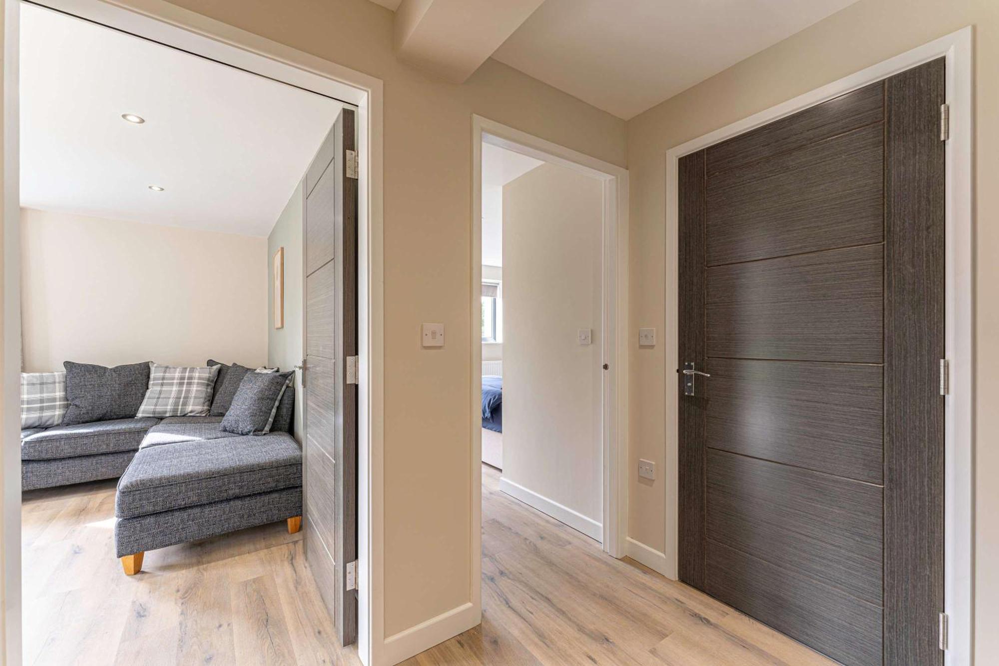 Stylish 2 Bedroom In Apartment *