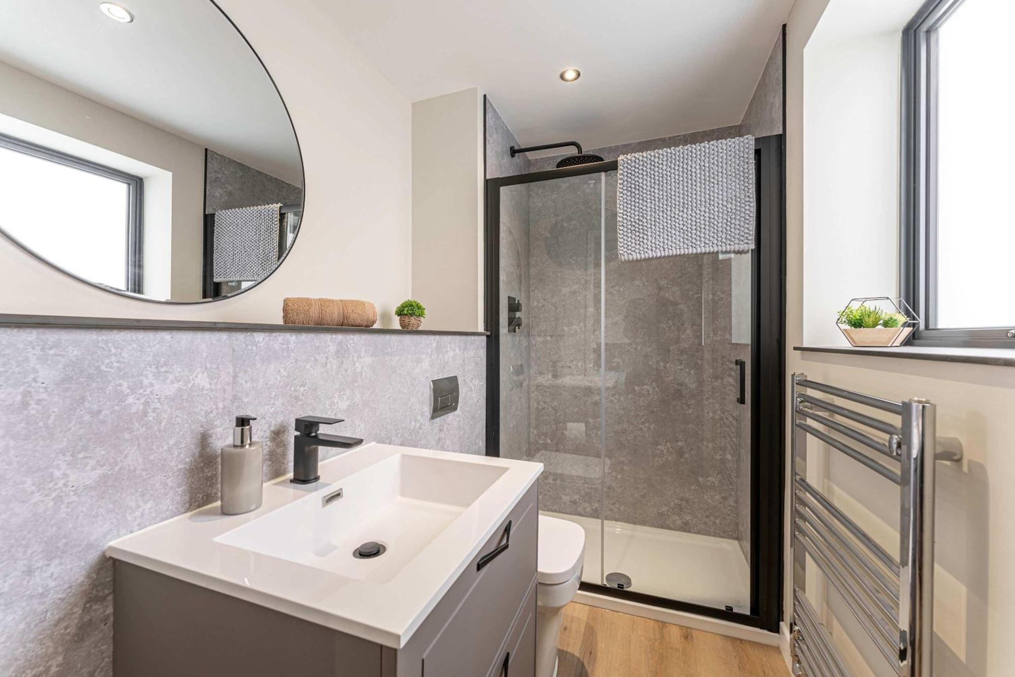 Stylish 2 Bedroom In Apartment *
