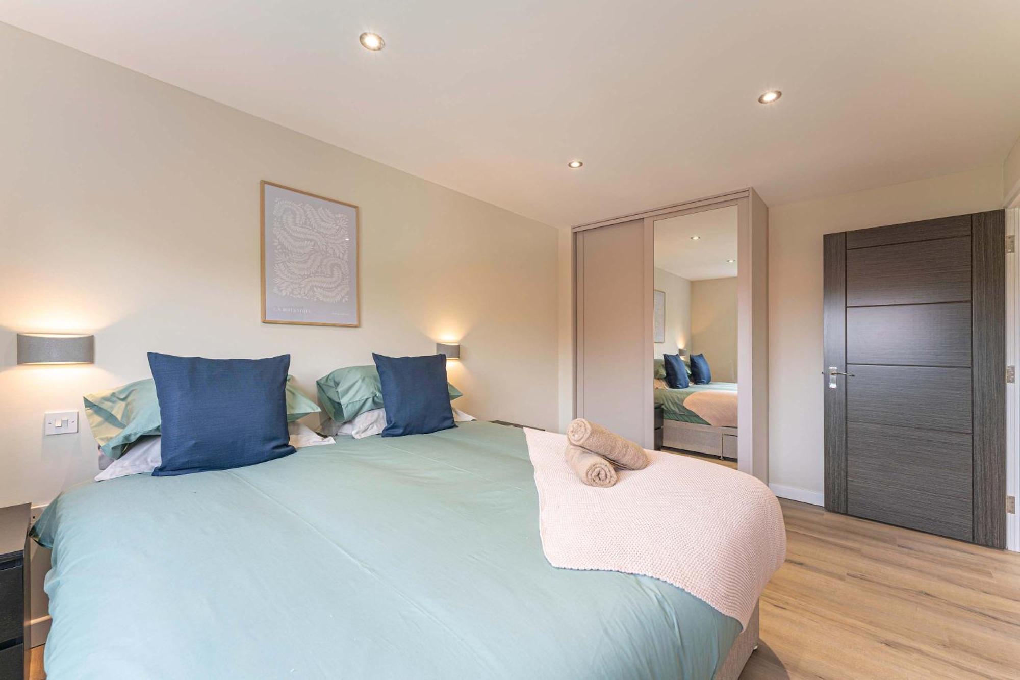 Stylish 2 Bedroom In Apartment *